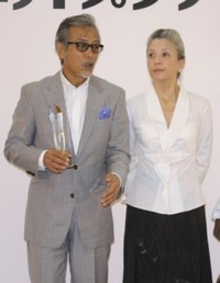 岩城滉一（左）と結城アンナ＝2011年