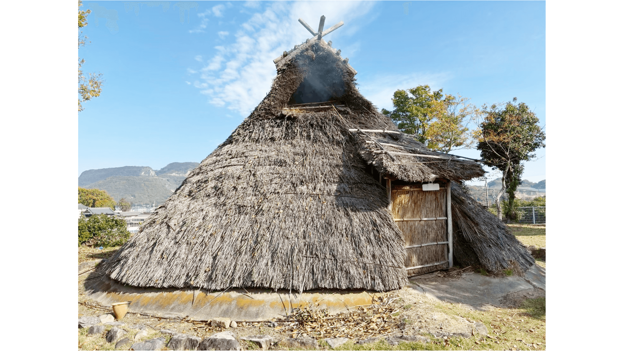復元された竪穴住居(提供：香川県埋蔵文化財センター)