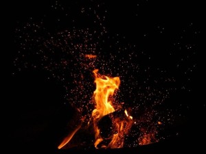 その炎上、キャンプファイヤー？　いや、火を振り回す危ないヤツかも