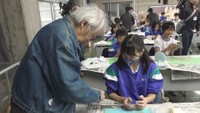 彫刻家・速水さんと卒業制作をする児童ら　多度津小学校　香川・多度津町栄町