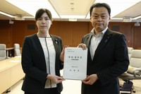 小野田紀美氏と丸山達也島根県知事＝2023年5月31日（提供・共同通信社）