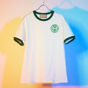オールドスクールなたたずまいが現代では新鮮に映る、グッチのTシャツ。