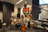 ハルデン刑務所の音楽スタジオ。CDも作っているという