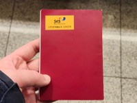 自動出入国審査システム（SES）の登録が終わると、パスポートの裏にシールが貼られる