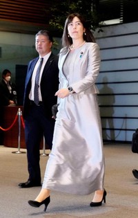 皇居での認証式を前に首相官邸に入る小野田紀美経済安保相＝21日（写真提供・共同通信社）