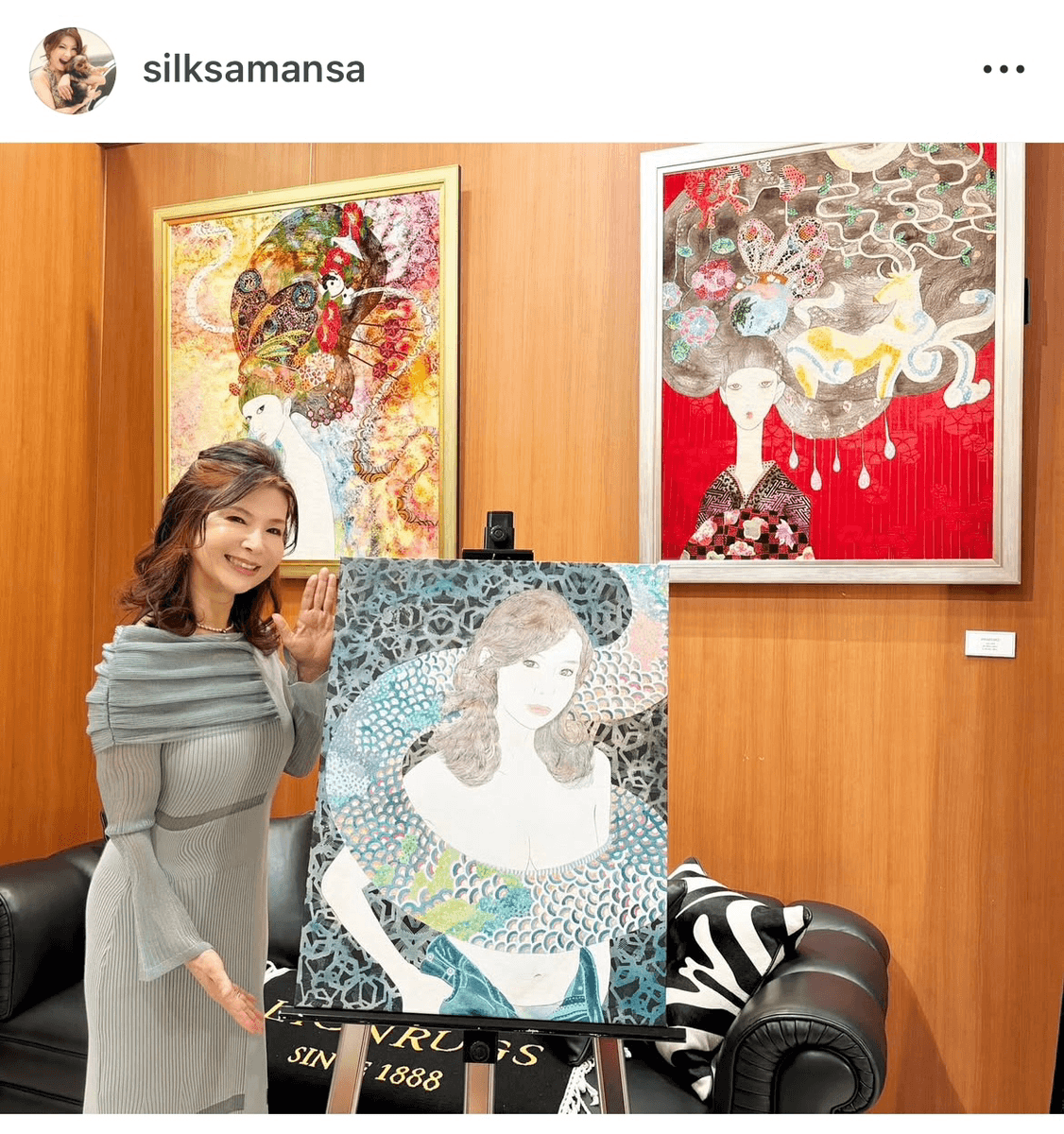 「わたくしを、モデルにしていただきました！」（シルク サマンサ (@silksamansa)さんのインスタグラムより）
