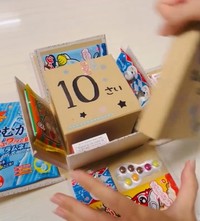 蓋を取る度に驚きと嬉しさが溢れるお菓子がいっぱい（ゆうけいさんThreadsより　画像はスクリーンショット）
