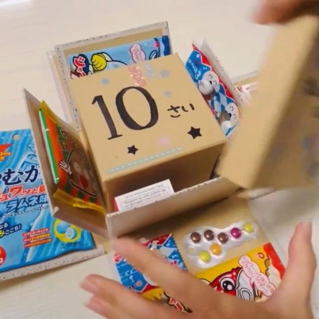 蓋を取る度に驚きと嬉しさが溢れるお菓子がいっぱい（ゆうけいさんThreadsより　画像はスクリーンショット）