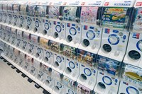お目当てを狙ってつい課金してしまう「ガチャガチャ」。新作も続々と登場し、大人も子どもも“ガチャ活”に夢中　※画像はイメージです（tkyszk/stock.adobe.com）
