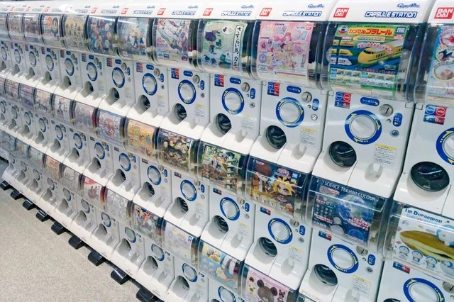 お目当てを狙ってつい課金してしまう「ガチャガチャ」。新作も続々と登場し、大人も子どもも“ガチャ活”に夢中　※画像はイメージです（tkyszk/stock.adobe.com）