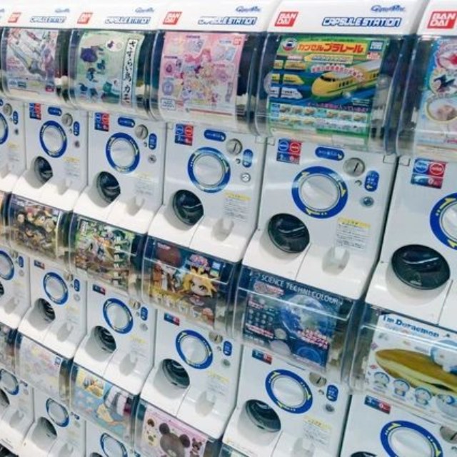 お目当てを狙ってつい課金してしまう「ガチャガチャ」。新作も続々と登場し、大人も子どもも“ガチャ活”に夢中　※画像はイメージです（tkyszk/stock.adobe.com）