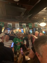 ラグビーW杯観戦後も、英国風パブで盛り上がる人たち＝横浜市内