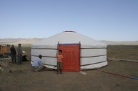 外周を防水性の高い布で覆い、ベルトやロープで固定したら屋内からストーブ用の煙突を伸ばす。最後に天面窓穴の開閉用幕を設置して完成（阪口克さん提供）