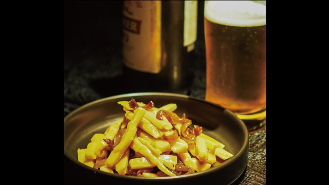 さぬきくらげメンマとビール（高橋石油提供）