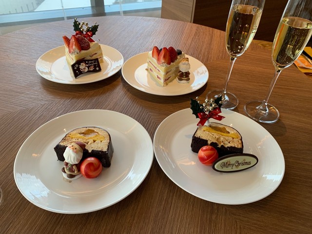 ブッシュ・ド・ノエルをカットするとマンゴやキャラメルムースが顔を出す