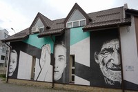 建物の側面に描かれた「空気をきれいにする壁画」=2024年4月25日、ルーマニア北部バカウ、荒ちひろ撮影