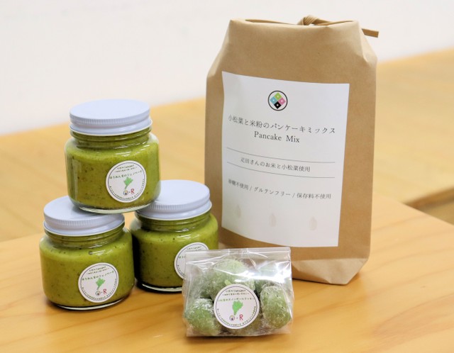 規格外のホウレンソウやコマツナを使って商品化されたパンケーキミックス（右奥）とジェノベーゼ（左奥）、クッキー