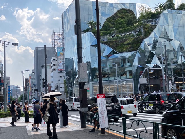 神宮前交差点の模様。確かに交差点には街路樹が無い（ミド建築・都市観測所さん提供）