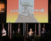 イベントで第１回幕張国際レイバーショウの受賞作品を紹介する（右から）天神英貴氏、伊藤和典氏、出渕裕氏、司会者＝千葉・幕張