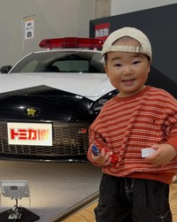 大好きなパトカーに興奮！（提供：＠babyzo_osaruさん）