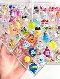 100均のケースを使ってめじるしアイテムを見やすくわかりやすく収納。こちらはダイソーで購入したものでフタ付きで埃を避けて保管でき、スタッキングできるのが◎。売り切れの場合も多いのだそう（ぱんくまさんXより）