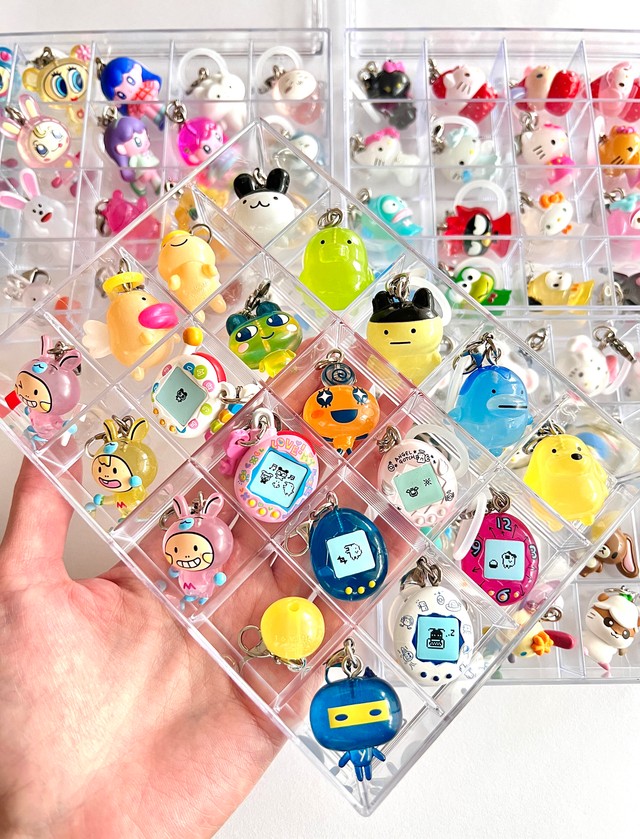 100均のケースを使ってめじるしアイテムを見やすくわかりやすく収納。こちらはダイソーで購入したものでフタ付きで埃を避けて保管でき、スタッキングできるのが◎。売り切れの場合も多いのだそう（ぱんくまさんXより）