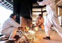 関市内の「関刃物ミュージアム」で行われている日本刀鍛冶見学体験の様子