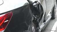 オートバイが衝突した乗用車　岡山南警察署