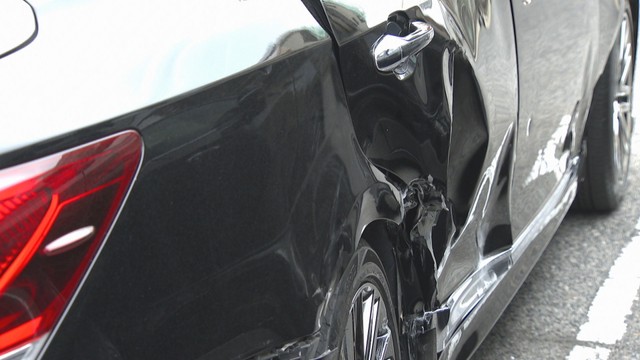 オートバイが衝突した乗用車　岡山南警察署