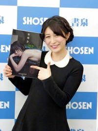 2014年12月、東京・秋葉原でラスト写真集をアピールしたおかもとまり。11年後の25年にグラビア復帰した