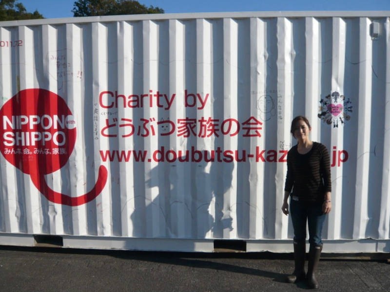 宮城県・石巻動物救護センターの閉鎖に伴い、福島に引き継がれたコンテナシェルターの前で
