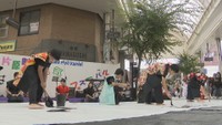 書道パフォーマンスに大道芸　3連休最終日、商店街や駅周辺はイベントでにぎわう　高松市