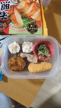 初めて作ったお弁当。本人いわく「置いただけ」のスカスカ状態／Yuji Nodaさん（@yuuuuuzi）提供