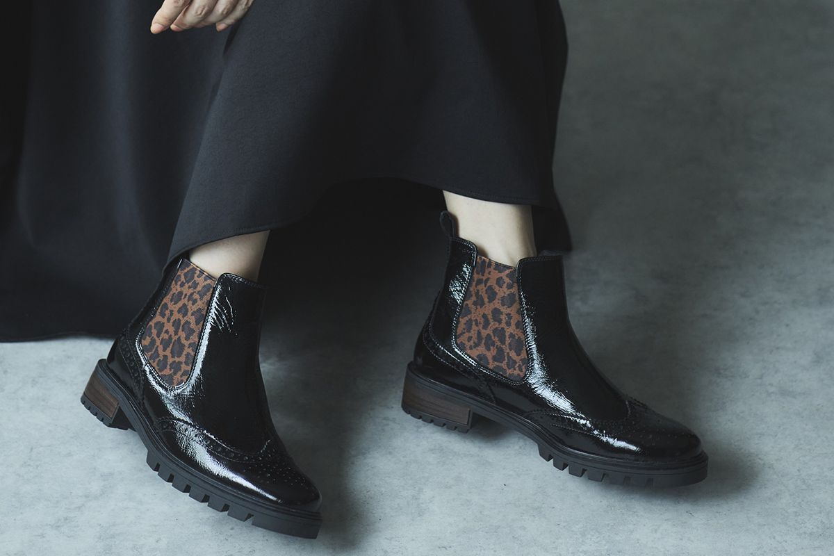 ブーツの季節到来。8センチのセットバックヒール、美しい立ち姿に