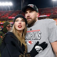 　テイラー・スウィフト（左）トラヴィス・ケルシー