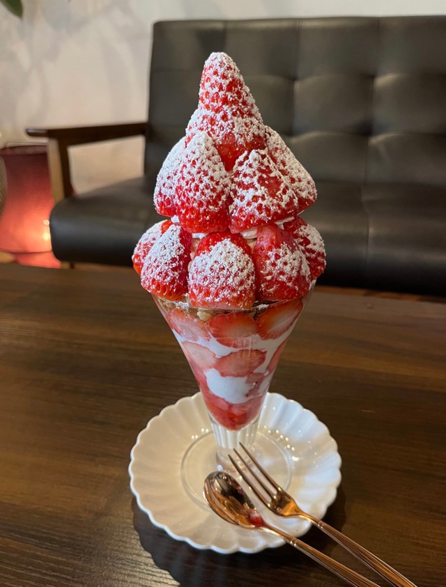 SHERIE CAFEの期間限定いちごパフェ（1500円）