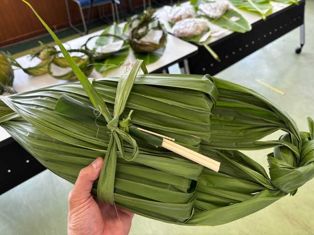 大きなヤシ科の葉で包まれたこの弁当は一体？（北野伸雄さん提供）