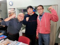 笹崎勝巳レフェリー（中央）は、かつてゼロワンの副社長、社長も務めていた