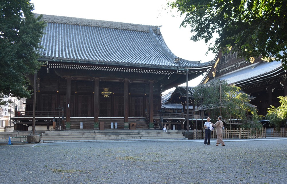 大きすぎて入らない！？ 京都のお寺の火焔太鼓、新築ホールに収められ