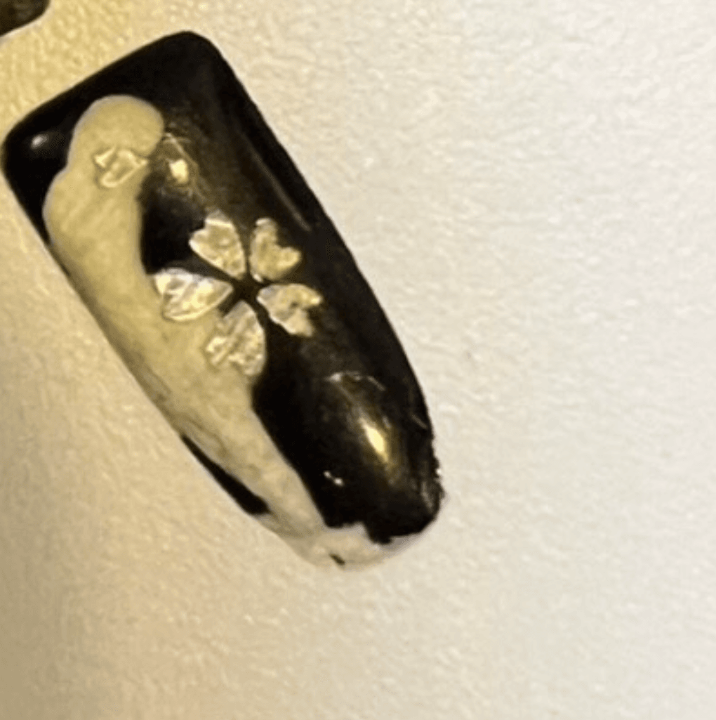 問題のネイルチップに見えた物体の接写。花モチーフのデザインが施されている／AKOさん（ako0105）提供