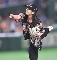 始球式を務めた横田真悠＝東京ドーム