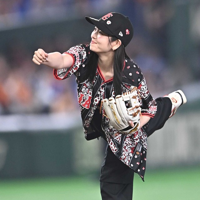 始球式を務めた横田真悠＝東京ドーム