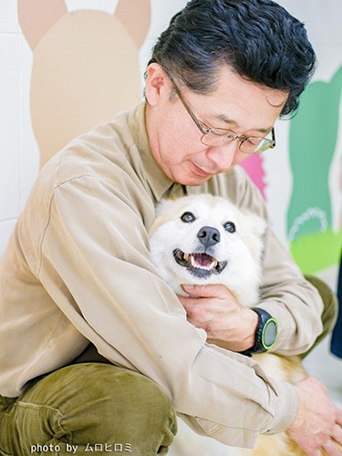 レスキューを手伝ったドッグトレーナーさん。最初は様子見のねねちゃんでしたが、３０分もしないうちにトレーナーさんにべったり