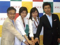 （左から）三宅民夫アナウンサー、青山祐子アナウンサー、與芝由三栄アナウンサー、豊原謙二郎アナウンサー＝2008年