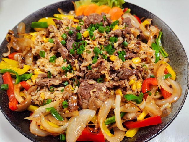 別の日のご飯②夜まで塾の模試がある長女のために、腹持ちが良さそうなペッパーランチ／エンジニアの猫さん（@neco_engineer）提供