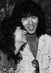 婚約を発表した桑名正博さんとアン・ルイス＝1979年撮影