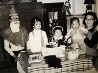 〈1970年〉誕生日とクリスマスを兼ねた家族写真。父は“謎サンタ”姿。／淡路康晴さん（@awajii）提供