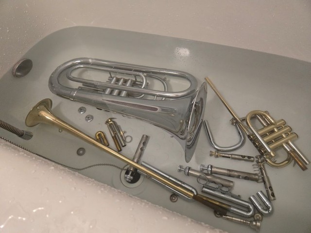 安かったのは、楽器の中に虫が湧いていたから！？　購入した金管楽器を自宅のお風呂で洗浄。 ※ディンガーさん提供