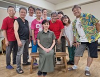 本番の舞台に向け、稽古場でイモ欽トリオら共演者と意気込む長谷川真弓（前列中央）＝都内