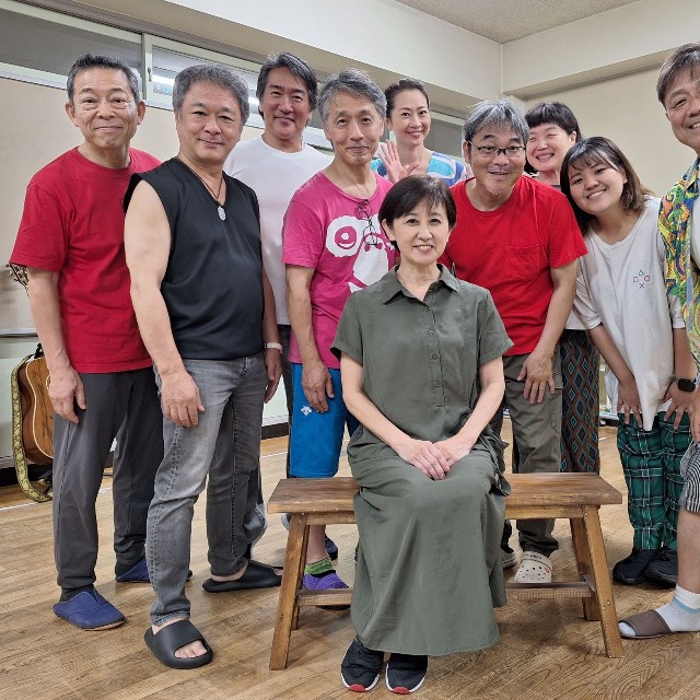 本番の舞台に向け、稽古場でイモ欽トリオら共演者と意気込む長谷川真弓（前列中央）＝都内